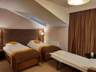 Отель Hotel Imperiale Освенцим Двухместный номер с 2 отдельными кроватями и дополнительной кроватью-5